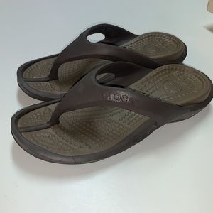 Crocs brown/tan flip flops M6 W8